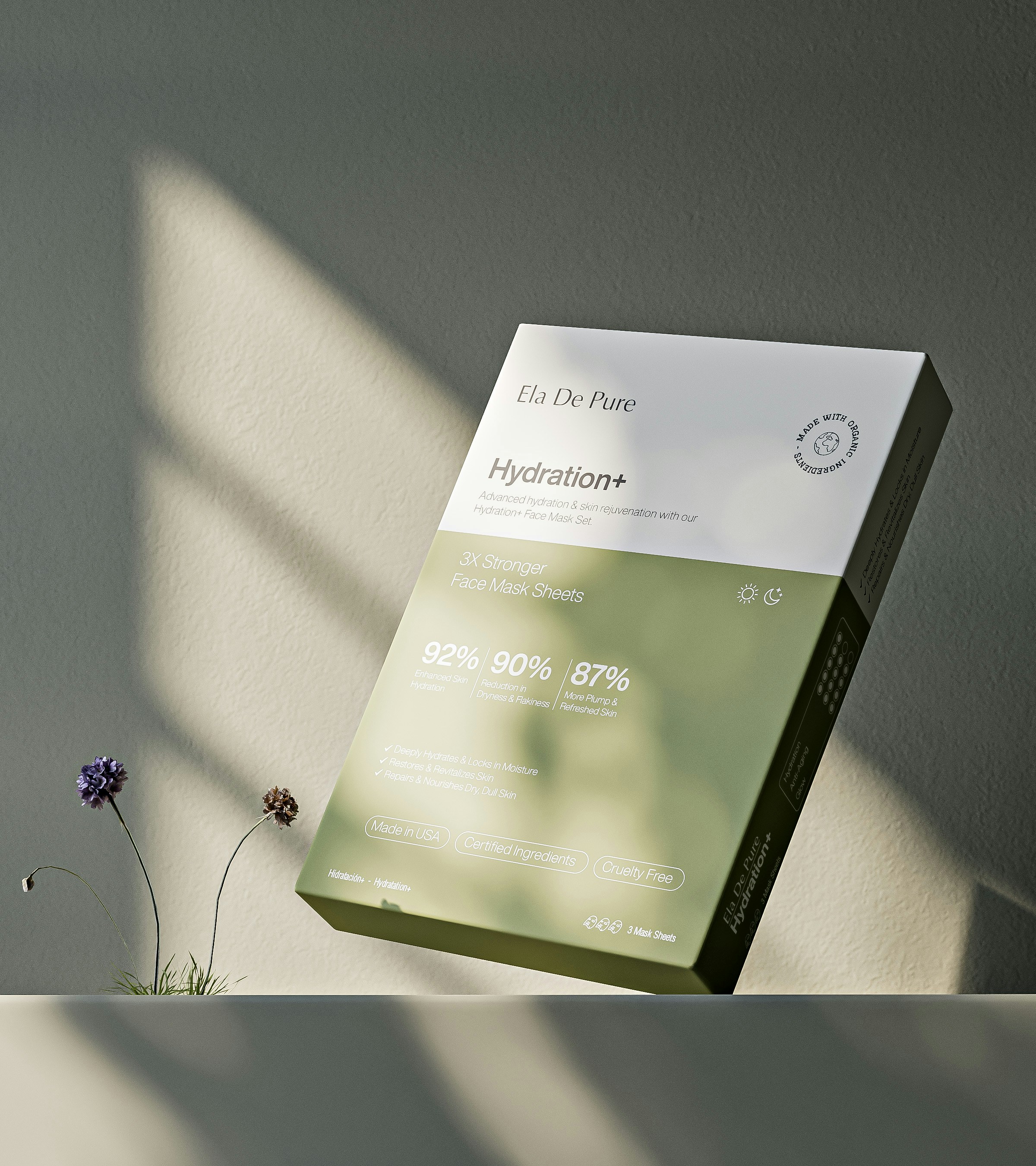 부드러운 빛 아래 놓인 미니멀 마스크팩 패키지