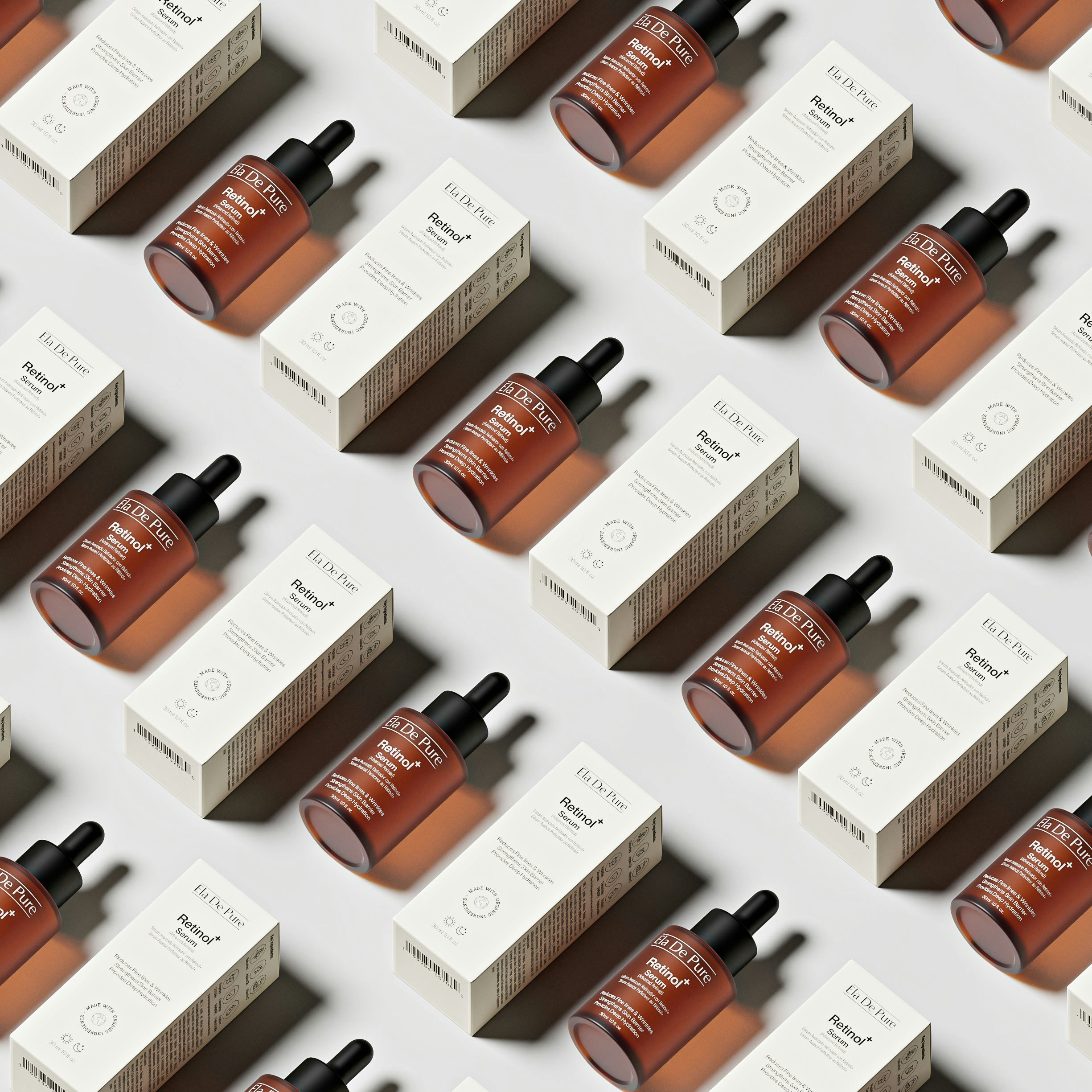 밝은 배경 위에 놓인 스킨케어 제품과 텍스처